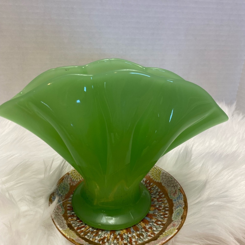 Vtg MCM Jade Jadeite Glass Fan Vase Scallop Clam Shell  5.5" H